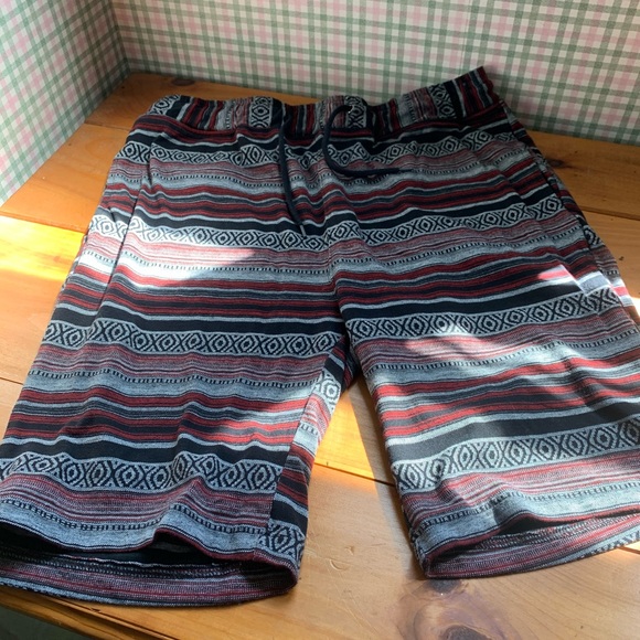 Men’s Aztec print shorts. Men’s size Xl - Picture 7 of 9